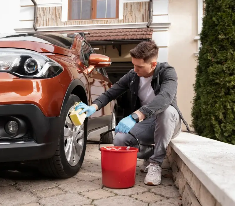 Lavage auto à domicile Bosgouet : professionnel intervenant sur un véhicule